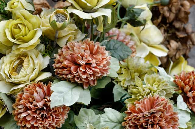 Tumba en flor en un cementerio - Banco de imágenes católicas - Fotografía por Joan Sutter