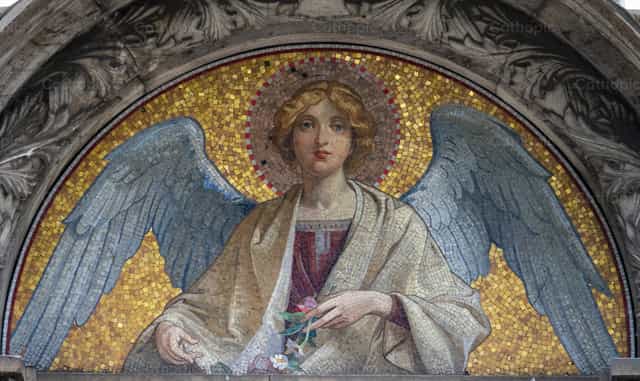Un ángel en el cielo - Banco de imágenes católicas - Fotografía por Joan Sutter