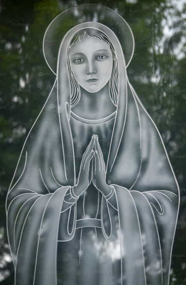 Virgen María en oración - Banco de imágenes católicas - Fotografía por Joan Sutter