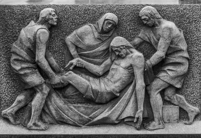 El cuerpo de Jesús es depositado en el sepulcro - Banco de imágenes católicas - Fotografía por Joan Sutter