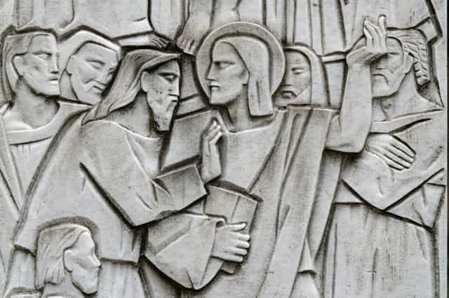 Jesús recibe el beso de Judas - Banco de imágenes católicas - Fotografía por Joan Sutter