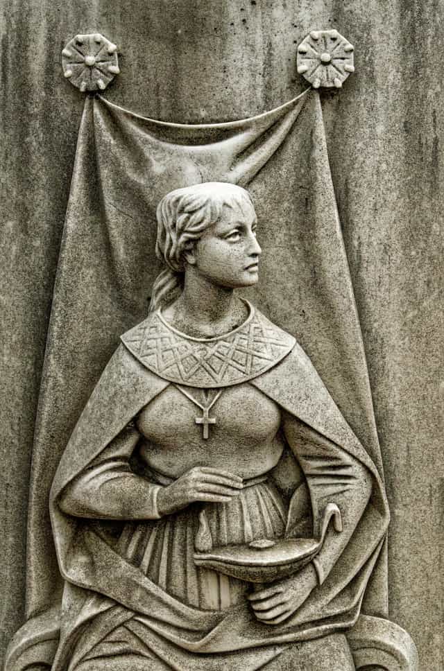 Virgen vestal sosteniendo una llama - Banco de imágenes católicas