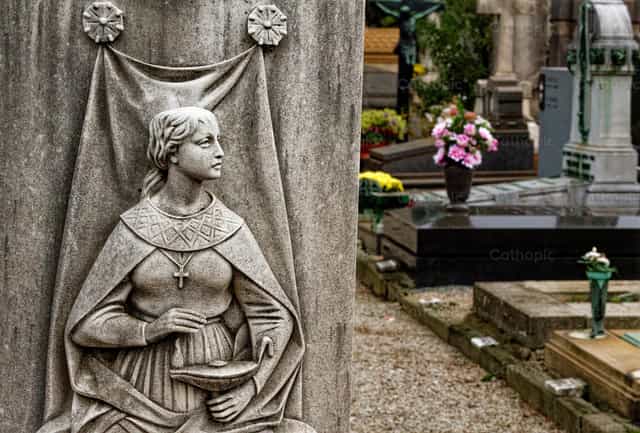 Virgen vestal sosteniendo una llama - Banco de imágenes católicas - Fotografía por Joan Sutter