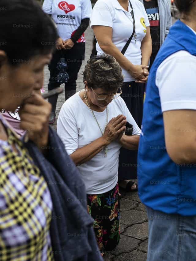 Fiel devoto - Banco de imágenes católicas - Fotografía por Antonella Ullauri