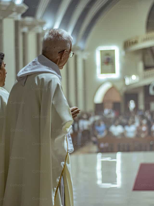 Priest - Catholic stock images - Photo by Antonella Ullauri
