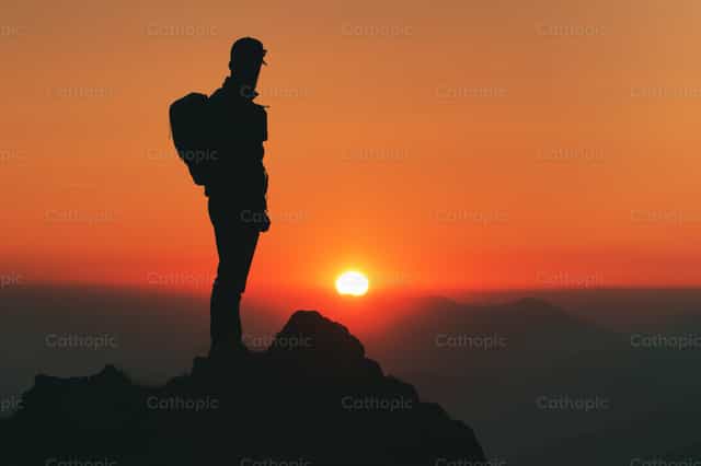 Observar la puesta de sol durante una peregrinación religiosa - Banco de imágenes católicas