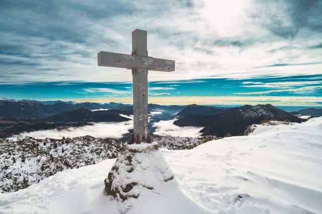 A cruz no Monte Cancevo nos Pré-Alpes da Lombardia, na Itália - Imagens católicas de stock