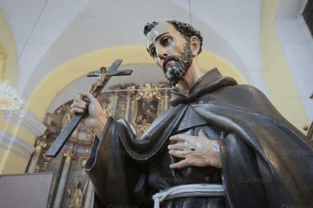 San Francisco de Asís con estigmas y crucifijo - Banco de imágenes católicas