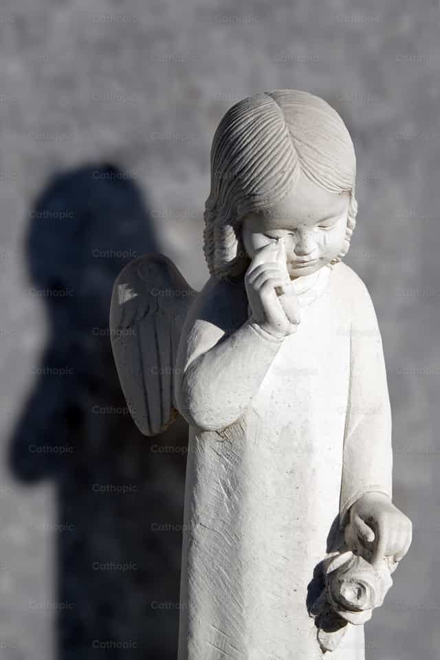 Ángel llorando - Banco de imágenes católicas - Fotografía por Joan Sutter