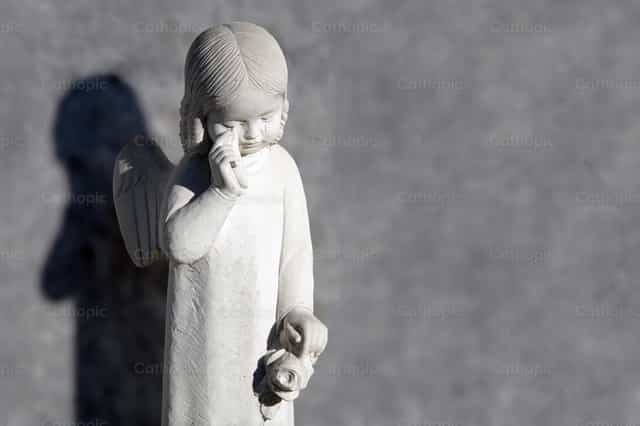 Ángel llorando - Banco de imágenes católicas - Fotografía por Joan Sutter