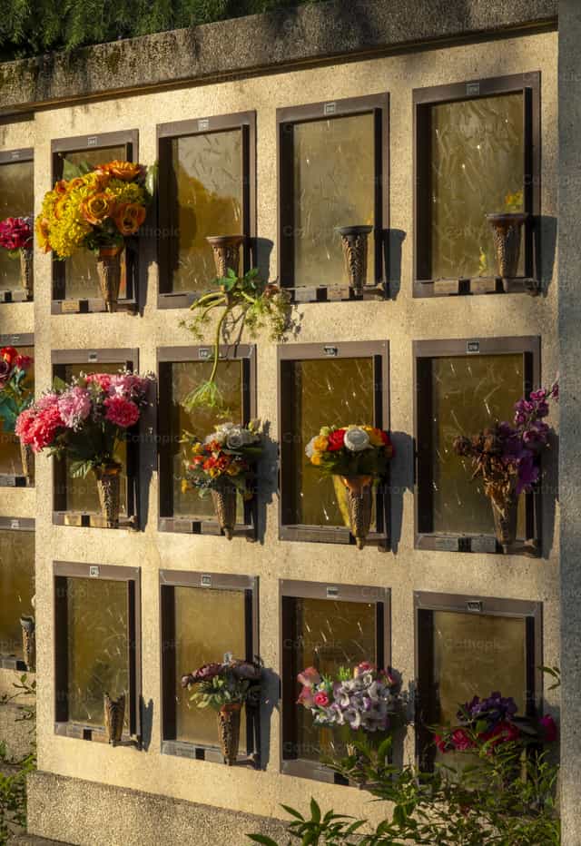 Columbario para cremaciones en un cementerio - Banco de imágenes católicas - Fotografía por Joan Sutter