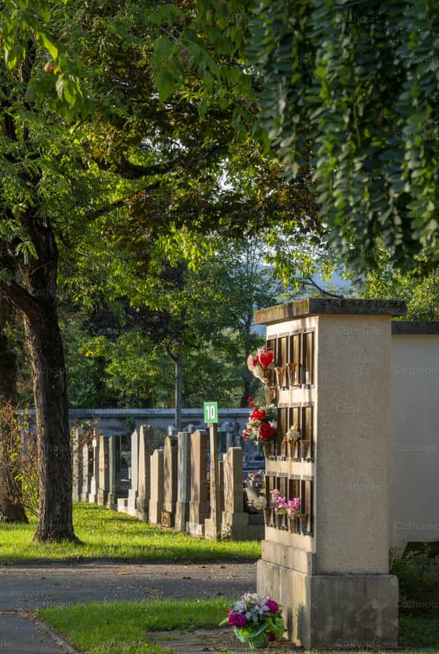 Columbario para cremaciones en un cementerio - Banco de imágenes católicas - Fotografía por Joan Sutter