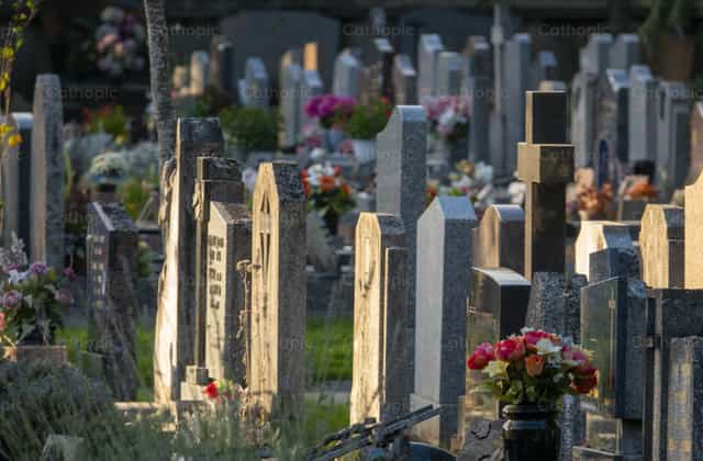 Tombes dans un cimetière - Images catholiques de stock