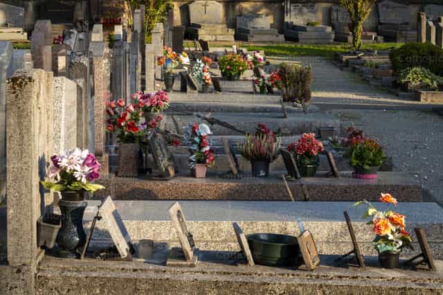 Tumbas en un cementerio - Banco de imágenes católicas - Fotografía por Joan Sutter