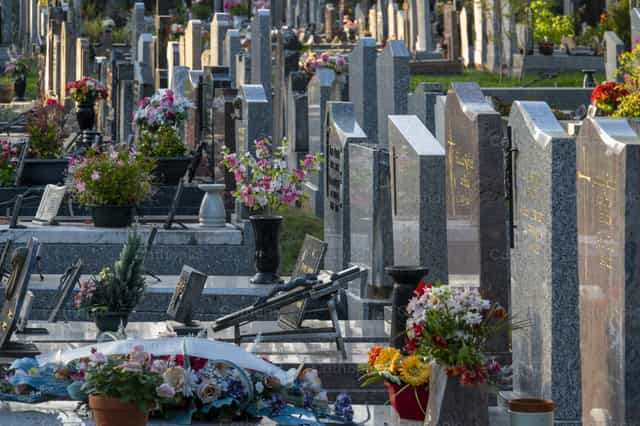 Tumbas en un cementerio - Banco de imágenes católicas - Fotografía por Joan Sutter