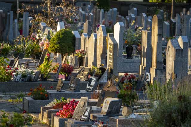 Tumbas en un cementerio - Banco de imágenes católicas - Fotografía por Joan Sutter