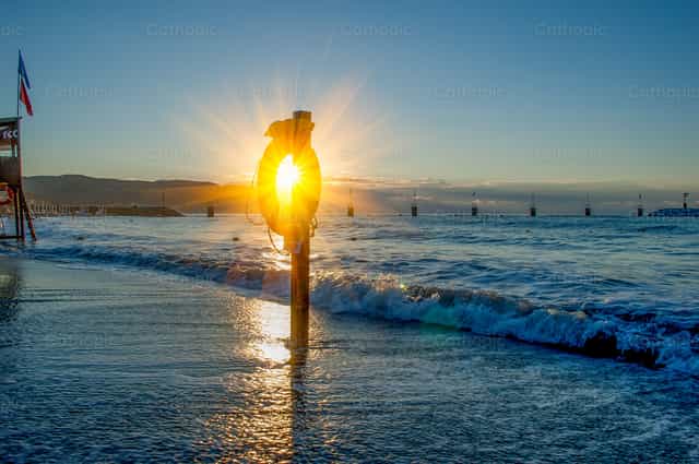 Praia ao amanhecer - Imagens católicas de stock - Foto de Pierluigi Palazzi