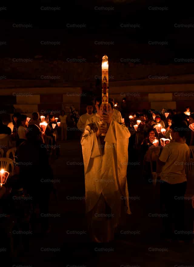 Column of fire - Catholic stock images - Photo by Francisco Castañeda