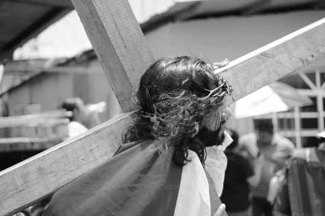 Jesús cargando la cruz por nuestros pecados - Banco de imágenes católicas - Fotografía por Leider Mendoza