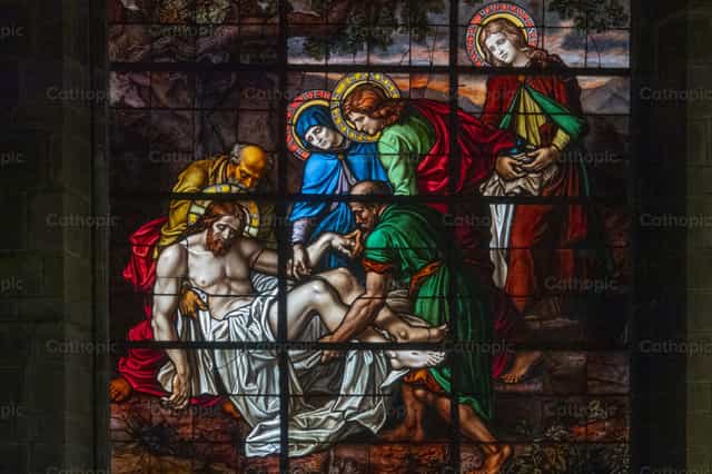 El cuerpo de Jesús es depositado en el sepulcro - Banco de imágenes católicas - Fotografía por Joan Sutter