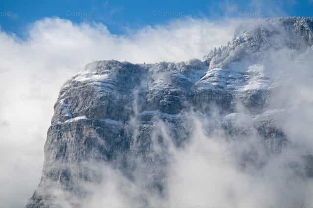 Paisaje alpino velado por las nubes en invierno - Banco de imágenes católicas - Fotografía por Joan Sutter