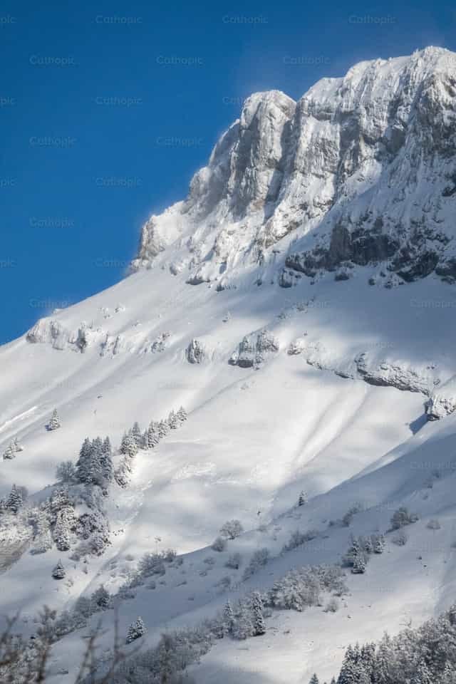 Paisaje alpino en invierno - Banco de imágenes católicas - Fotografía por Joan Sutter