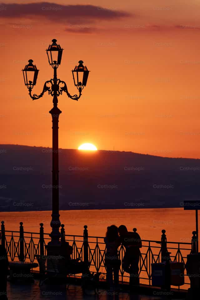 Sonnenuntergangs-Promenade und Silhouetten - Katholische Stockfotos - Foto von Joan Sutter