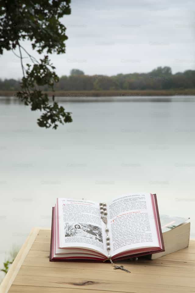 Bibel-Rosenkranz und Firmung - Katholische Stockfotos