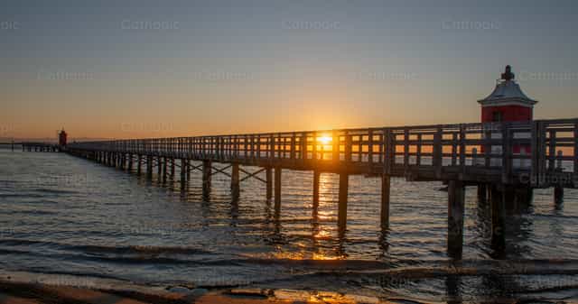 El antiguo faro rojo de Lignano Sabbiadoro al amanecer. - Banco de imágenes católicas - Fotografía por Pierluigi Palazzi