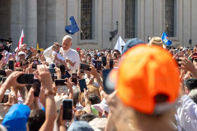 O Papa Leão abençoando uma criança - Imagens católicas de stock - Foto de Metod Perme