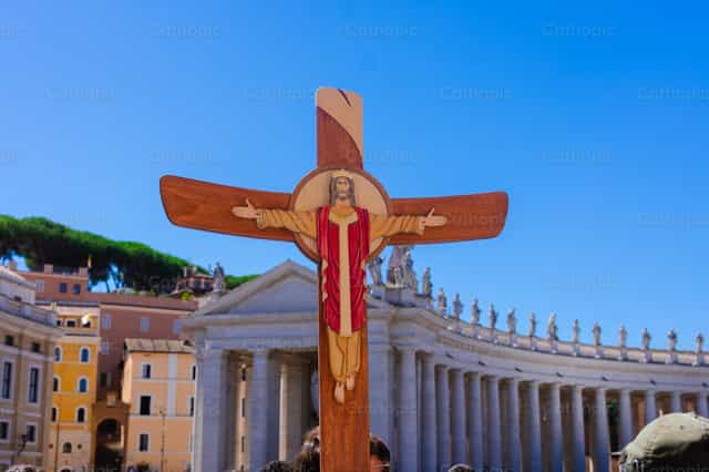 Jubilee Cross entering St. Peter's Square - Catholic stock images - Photo by Miguel White