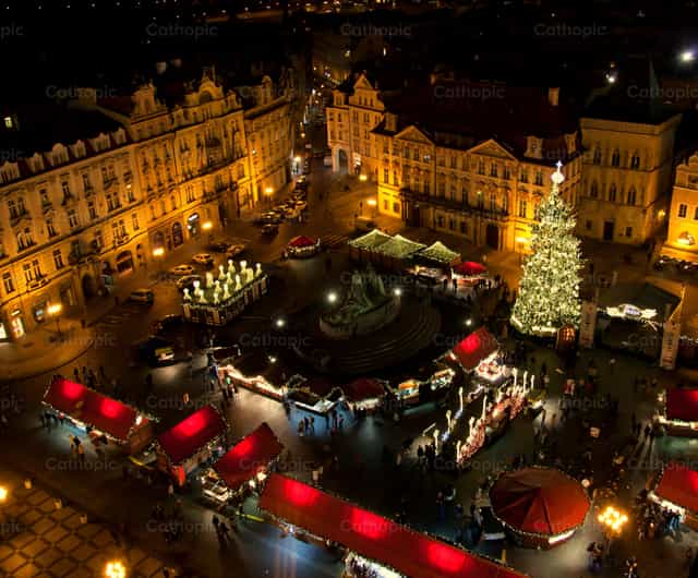 Mercado navideño en la Plaza de la Ciudad Vieja de Praga - Banco de imágenes católicas - Fotografía por Antonio Gravante