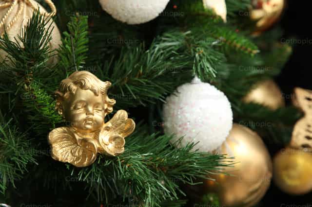 Bola navideña en el árbol de Navidad - Banco de imágenes católicas - Fotografía por Antonio Gravante