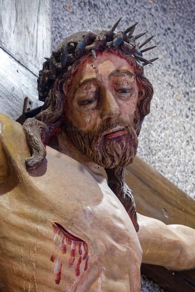 Jesucristo en la cruz con la corona de espinas - Banco de imágenes católicas - Fotografía por Joan Sutter