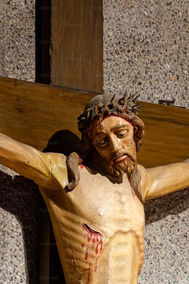 Jesucristo en la cruz con la corona de espinas - Banco de imágenes católicas - Fotografía por Joan Sutter