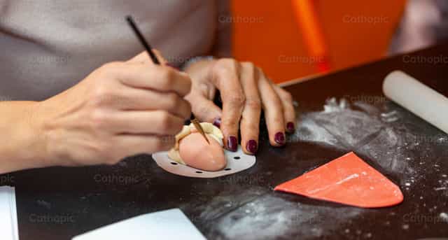 Preparación de un sándwich al vapor con forma de Papá Noel - Banco de imágenes católicas - Fotografía por Antonio Gravante
