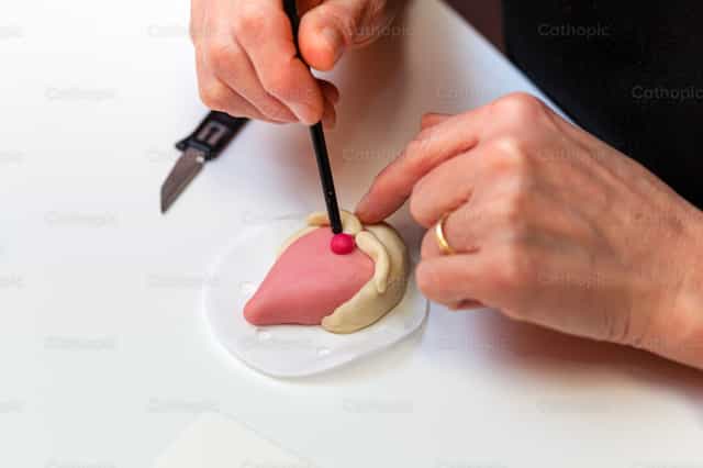 Preparación de un sándwich al vapor con forma de Papá Noel - Banco de imágenes católicas