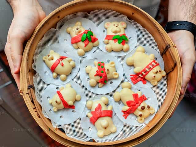 Osos de pan de Navidad en una vaporera de bambú - Banco de imágenes católicas
