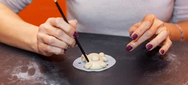 Preparación de un sándwich al vapor con forma de osito navideño - Banco de imágenes católicas - Fotografía por Antonio Gravante