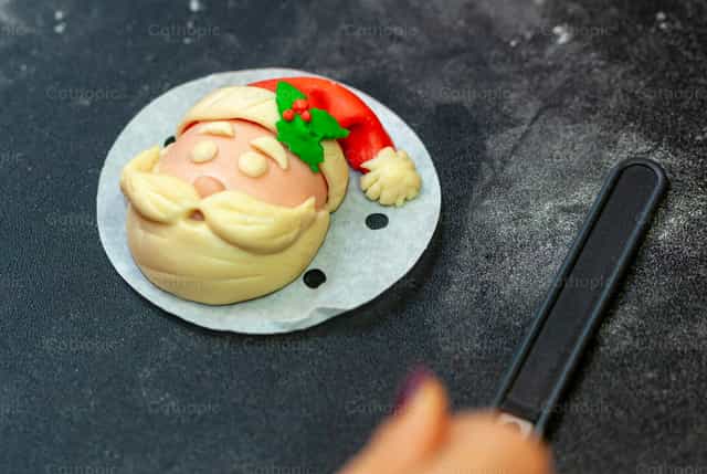 Preparación de un sándwich al vapor con forma de Papá Noel - Banco de imágenes católicas - Fotografía por Antonio Gravante