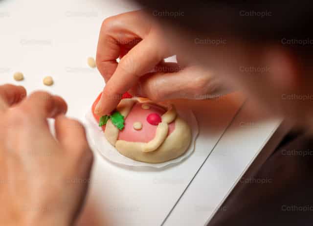 Preparación de un sándwich al vapor con forma de Papá Noel - Banco de imágenes católicas - Fotografía por Antonio Gravante
