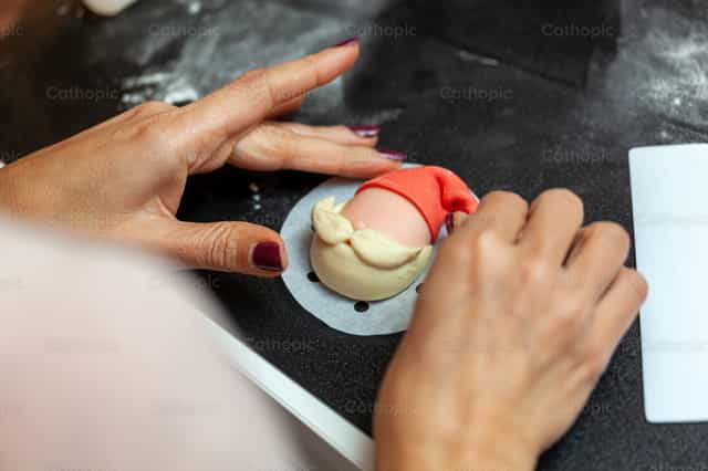 Preparación de un sándwich al vapor con forma de Papá Noel. - Banco de imágenes católicas - Fotografía por Antonio Gravante