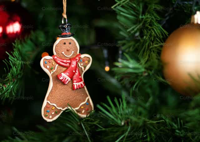 Pan de jengibre colgado en el árbol de Navidad - Banco de imágenes católicas - Fotografía por Antonio Gravante
