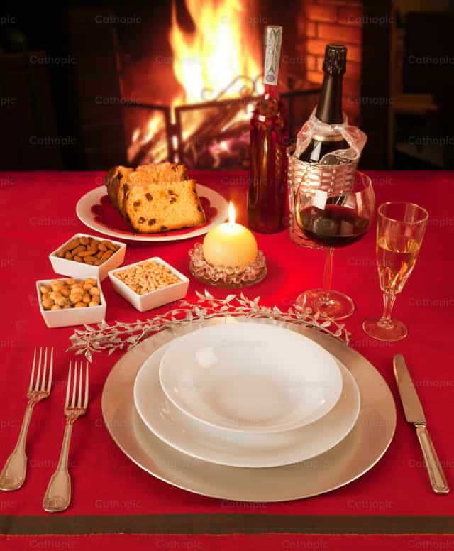 Mesa navideña cerca de la chimenea, preparada para una sola persona. - Banco de imágenes católicas - Fotografía por Antonio Gravante