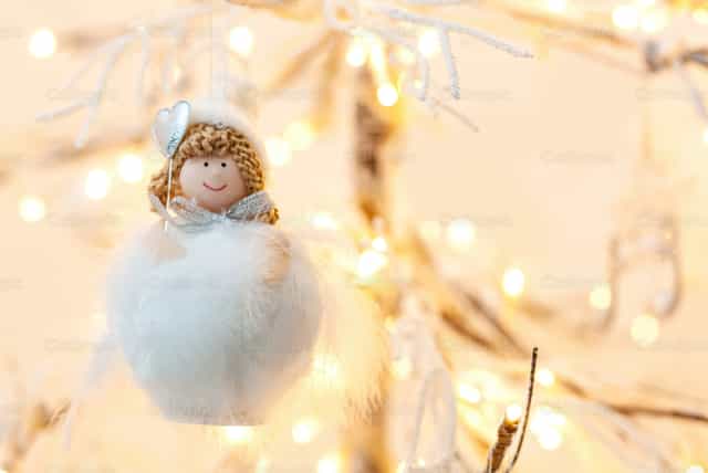 Bola navideña con peluche y un personaje con un corazoncito - Banco de imágenes católicas