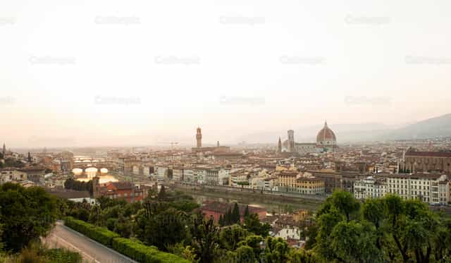 Puesta de sol dorada en Florencia, Italia. - Banco de imágenes católicas - Fotografía por Antonio Gravante