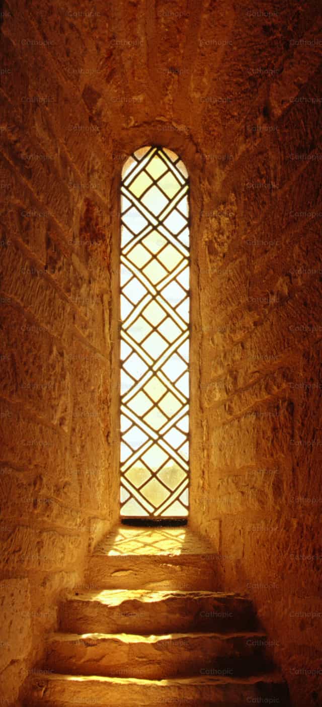 Venster en licht uit een glas-in-loodraam - Katholieke stockfoto's - Foto door Joan Sutter