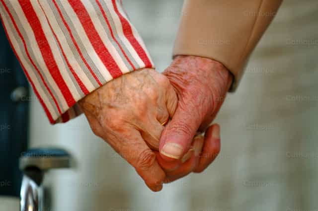 Pareja de ancianos cogidos de la mano - Banco de imágenes católicas - Fotografía por Joan Sutter