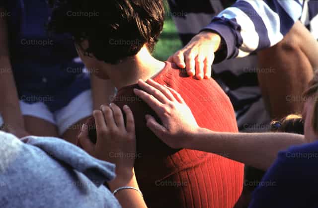 Manos que ofrecen consuelo - Banco de imágenes católicas - Fotografía por Joan Sutter