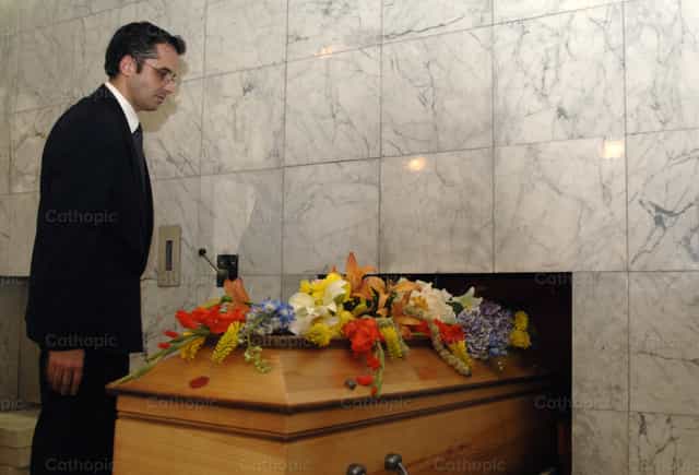 Doliente en el crematorio - Banco de imágenes católicas - Fotografía por Joan Sutter